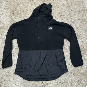 North Face Women’s Pull Over